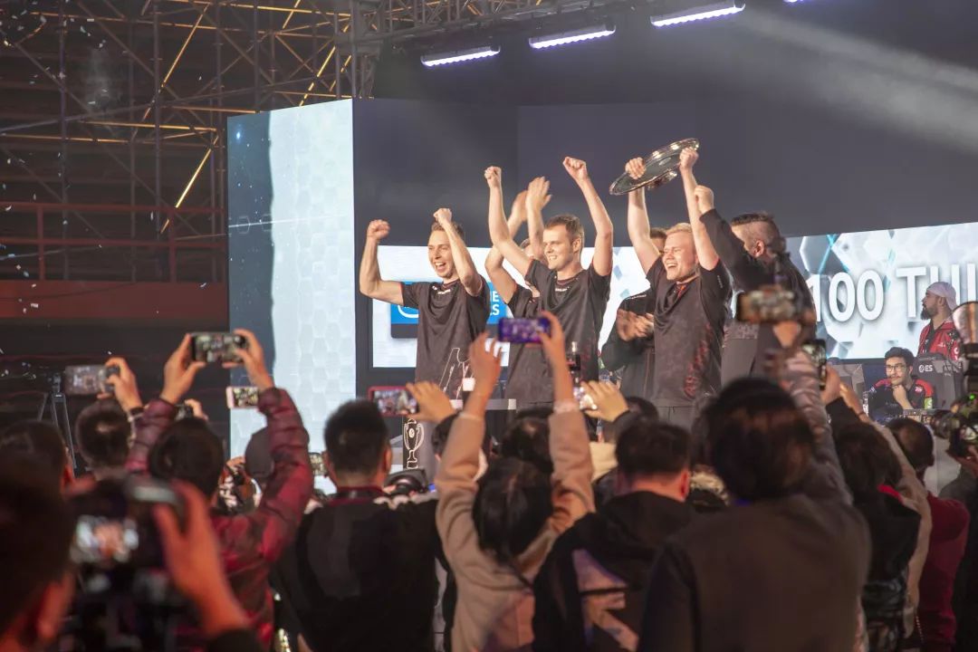  电竞场馆座无虚席，粉丝热情点燃赛场氛围  