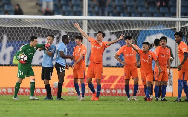  裁判判罚争议不断，VAR技术成焦点话题  