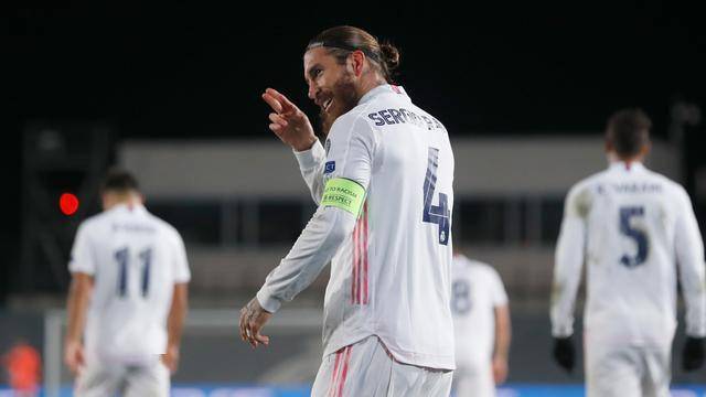  费德勒出席元老赛开幕式，传奇归来引全场起立致敬  