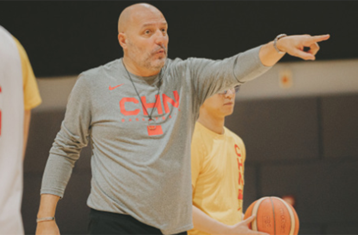  莱巴金娜发球上网战术制霸赛场